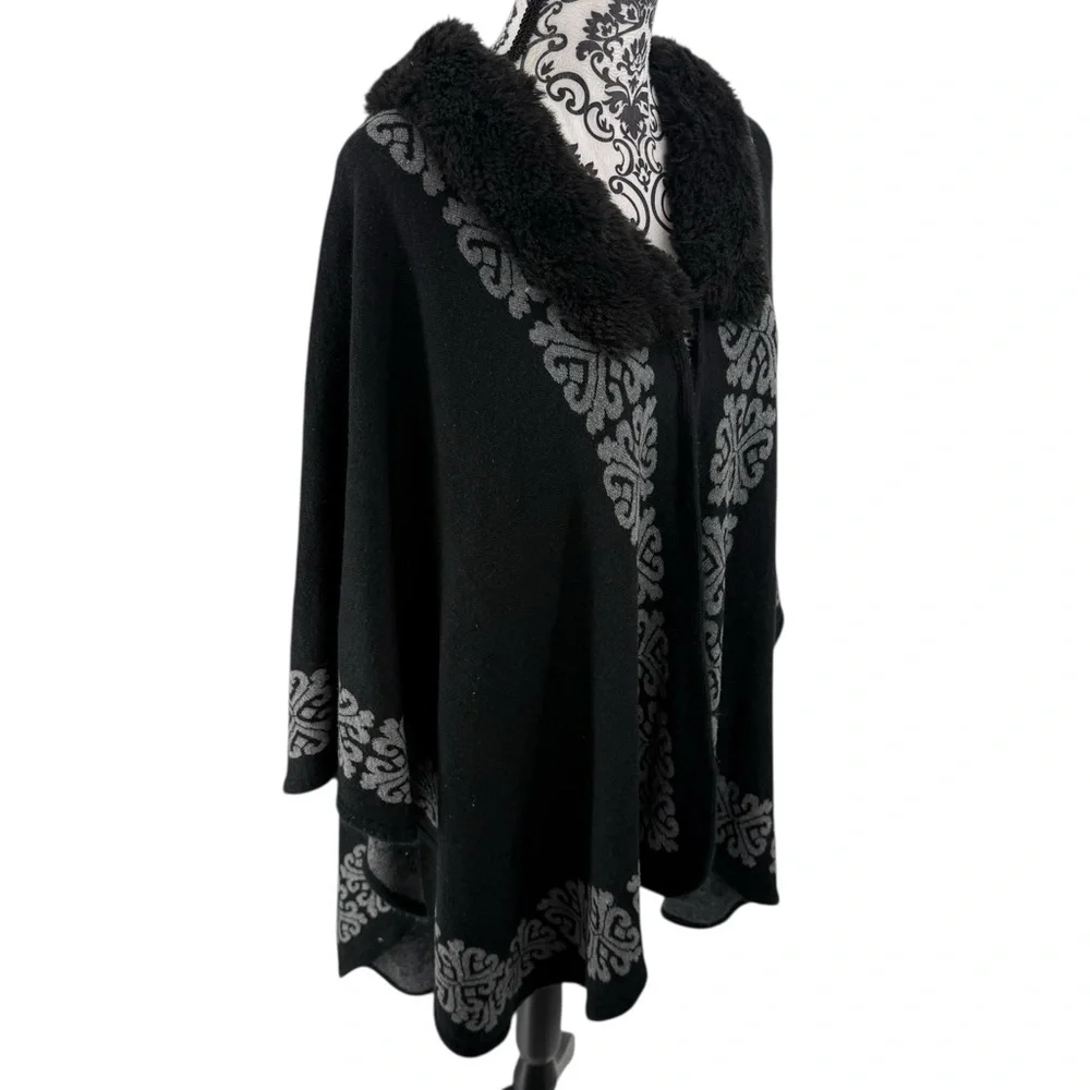Jon & Anna New York Black Faux Fur Collar Jacquard Knit Poncho Cape Wrap OS